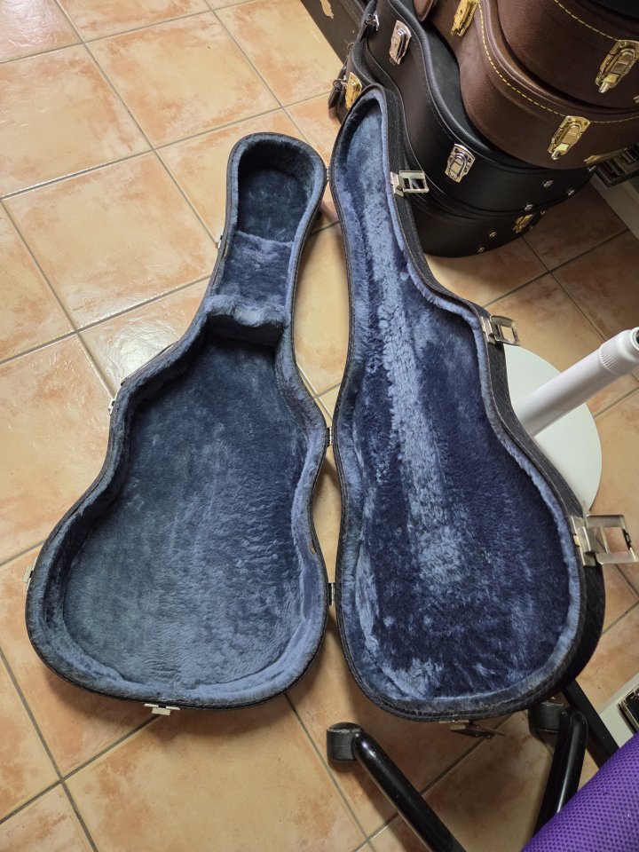 Estuche rígido para guitarra clásica - Muy buen estado de segunda mano · Foto 1 de 2 · Barcelona · 50 €