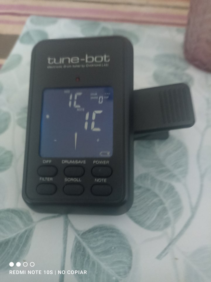 Afinador electrónico para batería Tune-Bot.