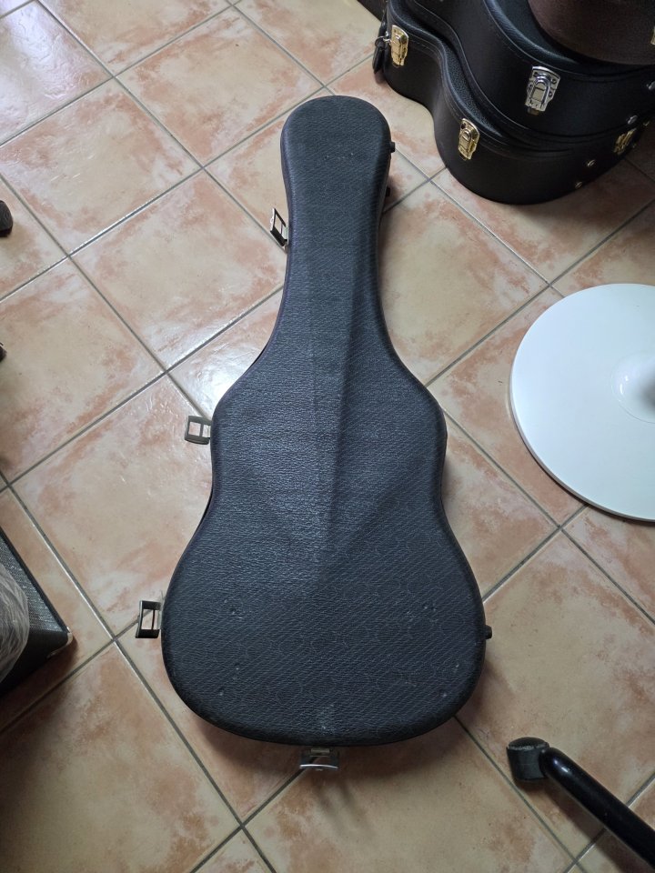Estuche rígido para guitarra clásica - Muy buen estado de segunda mano · Foto 2 de 2 · Barcelona · 50 €