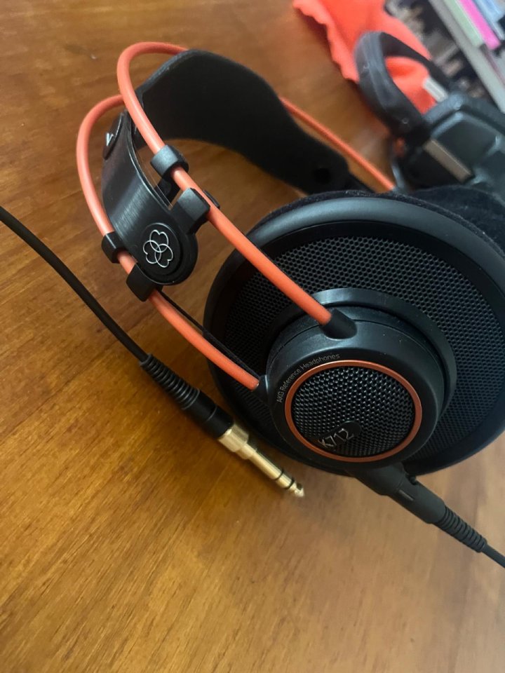 Auriculares AKG K712 Pro de segunda mano · Foto 2 de 2 · Barcelona · 170 €