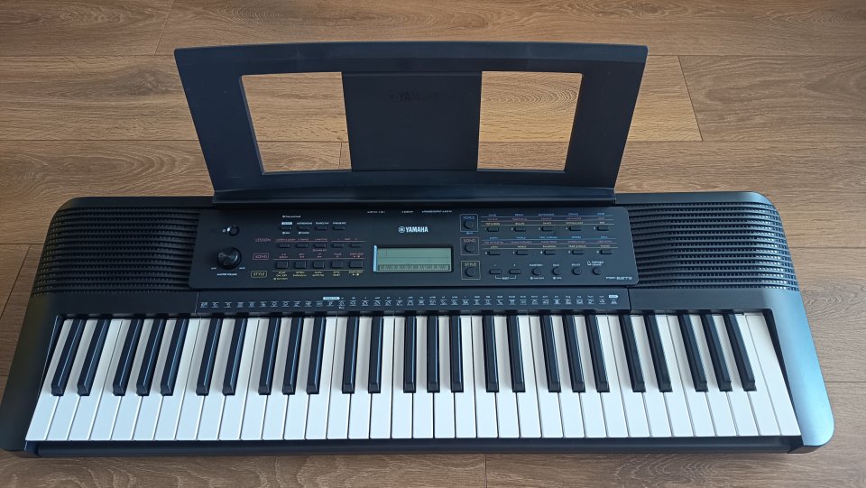 Teclado Yamaha PSR-E273 (Casi nuevo) + Funda + Pedal + Accesorios de segunda mano · Foto 2 de 7 · Málaga · 160 €