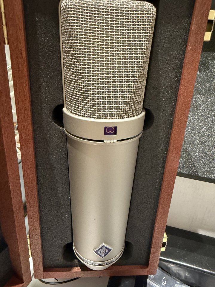 Micrófono de estudio Neumann U87 AI con acabado metalizado. de segunda mano · Foto 1 de 4 · Jaén · 1750 €