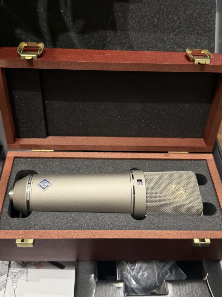 Micrófono de estudio Neumann U87 AI con acabado metalizado. de segunda mano · Foto 2 de 4 · Jaén · 1750 €