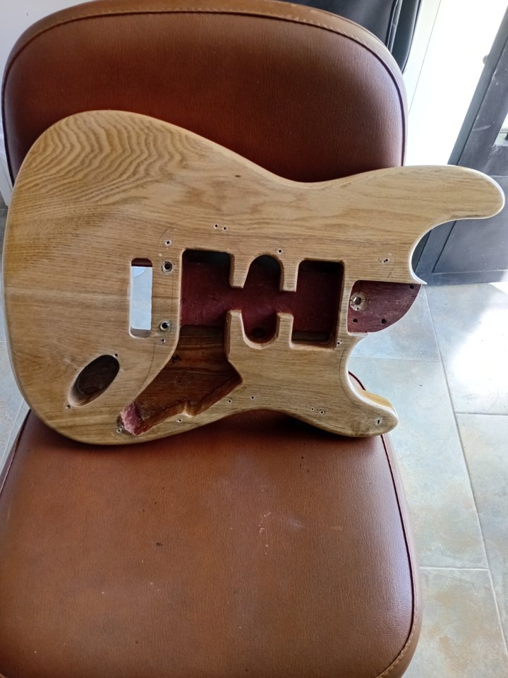 cuerpo de fresno strato de segunda mano · Foto 3 de 6 · Castellón · 40 €