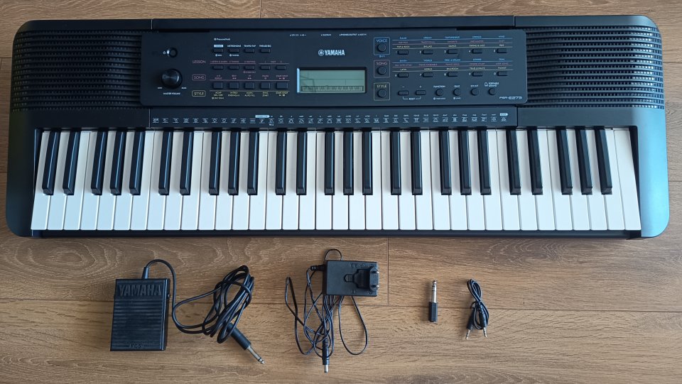 Teclado Yamaha PSR-E273 (Casi nuevo) + Funda + Pedal + Accesorios de segunda mano · Foto 3 de 7 · Málaga · 160 €