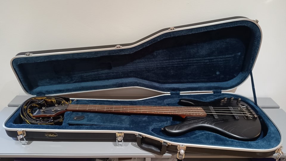 Bajo Ibanez Ergodyne EDB550 Indonesia + Estuche de segunda mano · Foto 2 de 10 · Zaragoza · 550 €