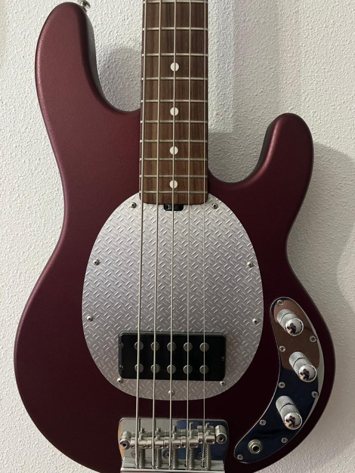 Bajo eléctrico Ernie ball musicman sub 5 de segunda mano · Foto 1 de 7 · Murcia · 1250 €