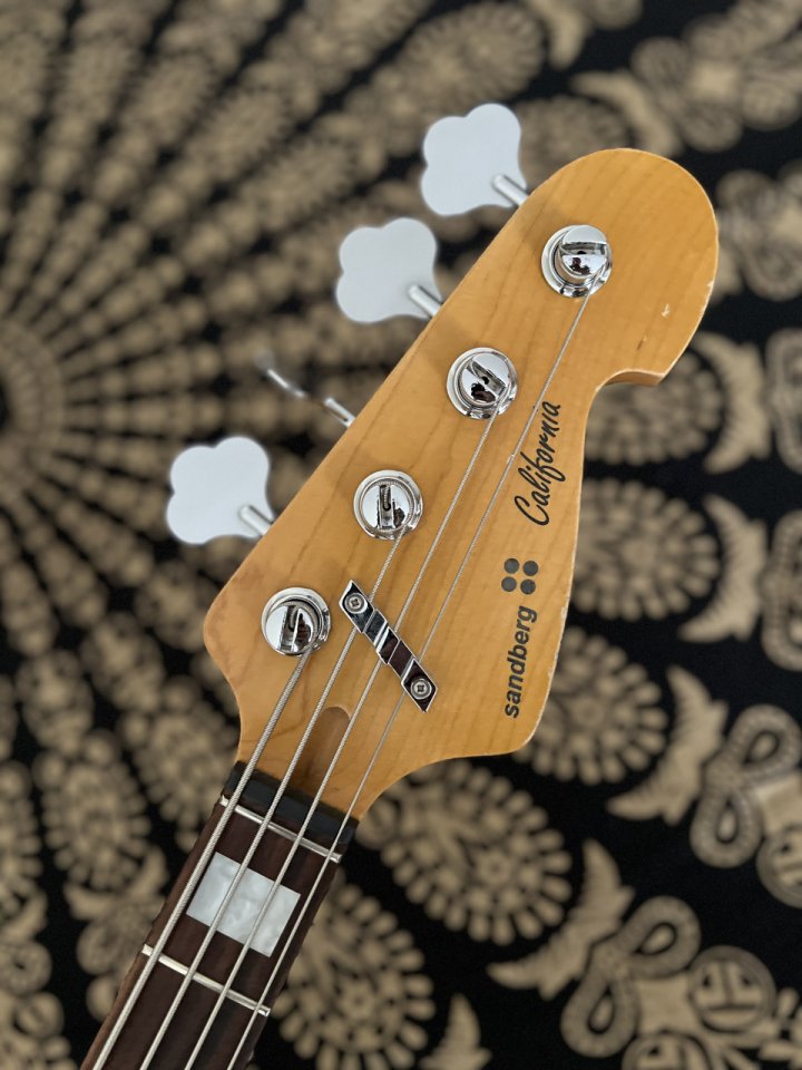 Bajo Sandberg TM4 Aged x guitarra Maybach