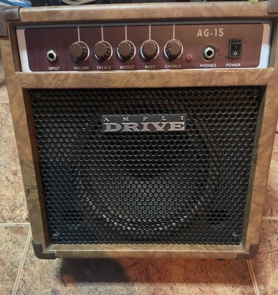 Amplificador de guitarra Española/Acustica de segunda mano · Foto 1 de 5 · Granada · 50 €