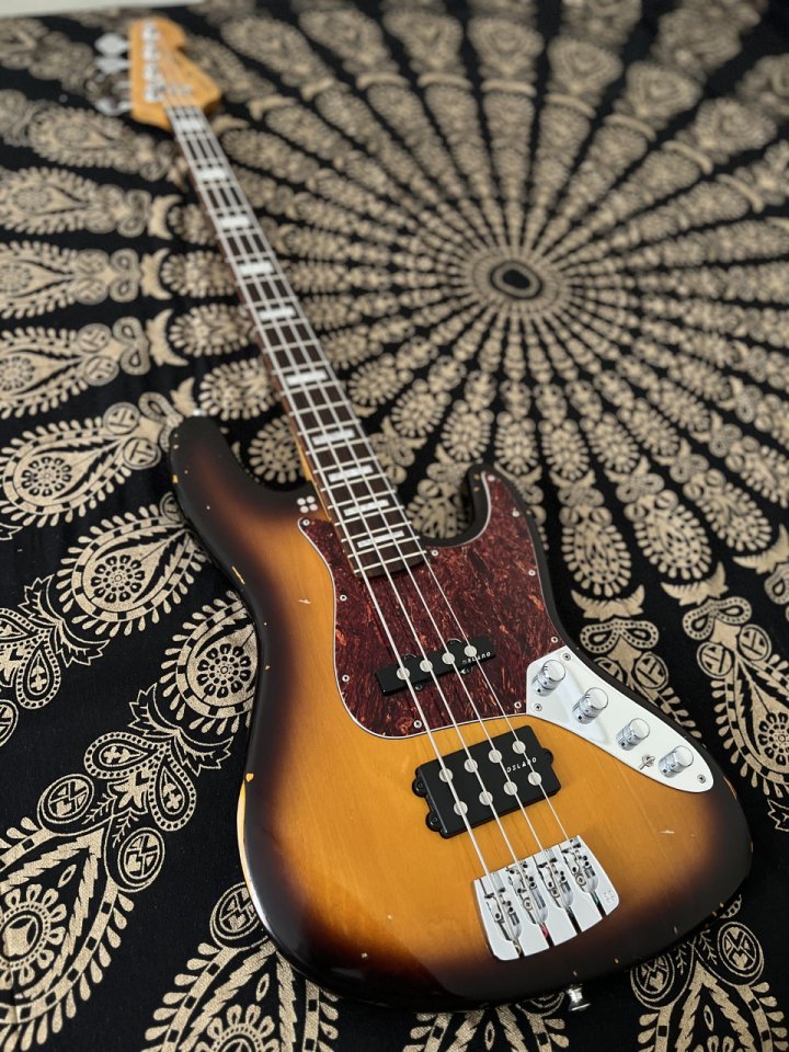 Bajo Sandberg TM4 Aged x guitarra Maybach