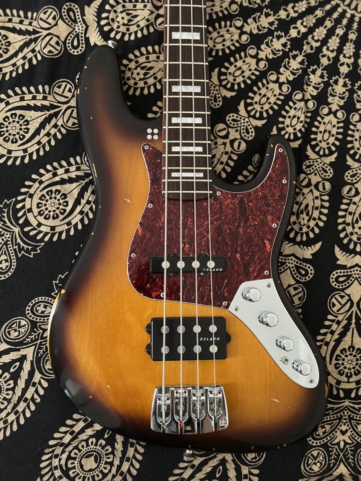 Bajo Sandberg TM4 Aged x guitarra Maybach