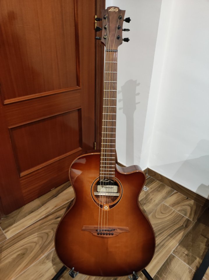 Guitarra acústica Lag T118 Tramontana y amplificador Boss .
