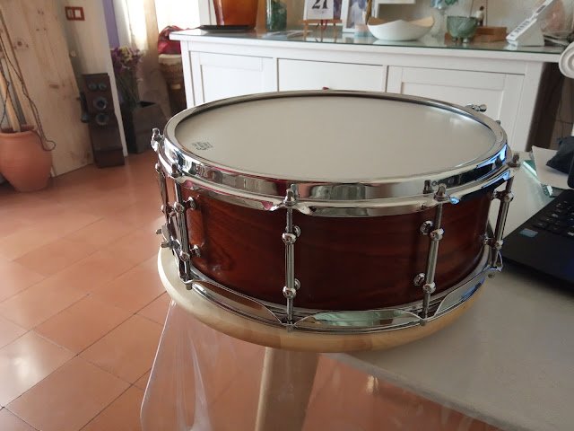 En venda caixa/tabal BcnDrums "Vi Ranci" de caoba (mahogany) amb un reforç
