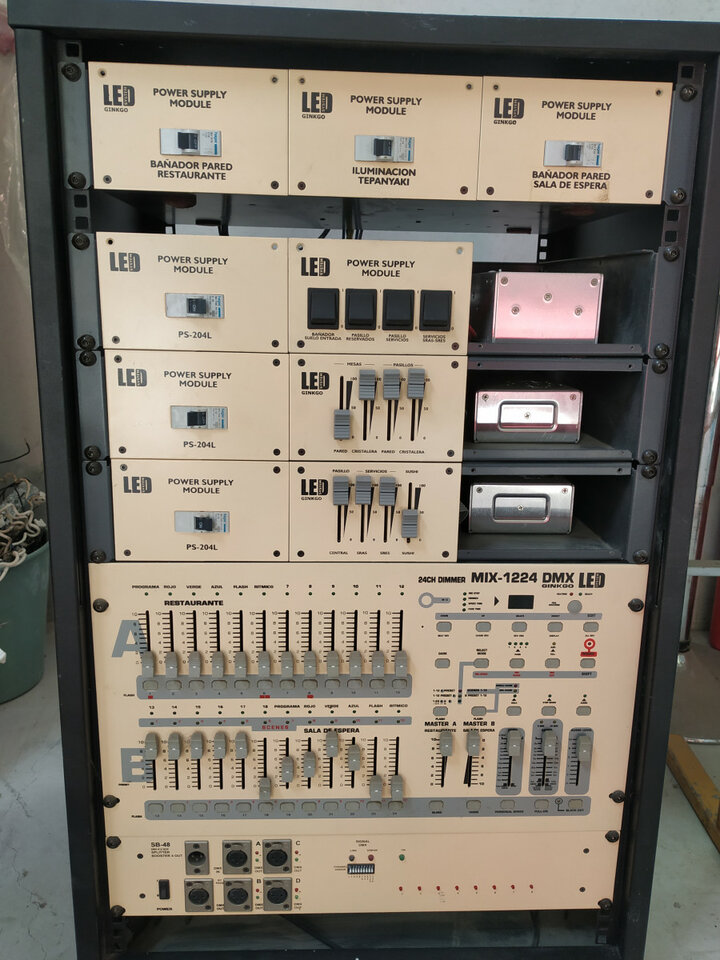 Rack de Dimmer Dmx Led con master mezcladores.