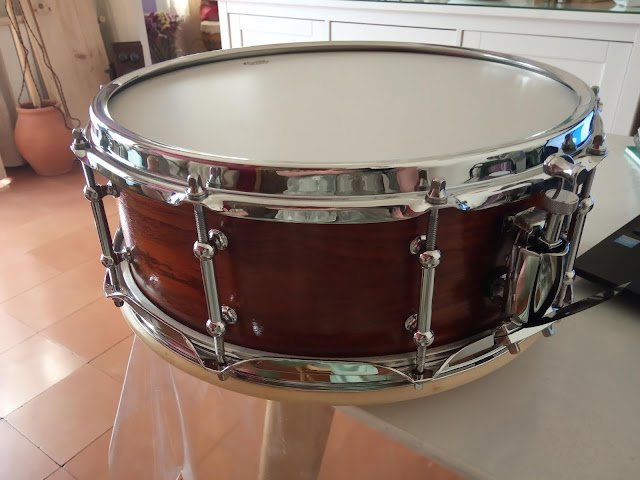 En venda caixa/tabal BcnDrums "Vi Ranci" de caoba (mahogany) amb un reforç