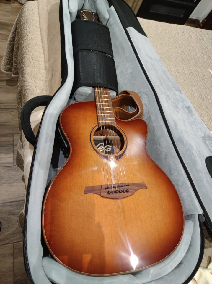 Guitarra acústica Lag T118 Tramontana y amplificador Boss .