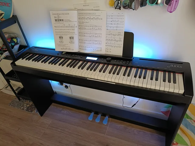 Piano Digital AUDES con su Mueble de segunda mano · Foto 4 de 6 · Madrid · 290 €