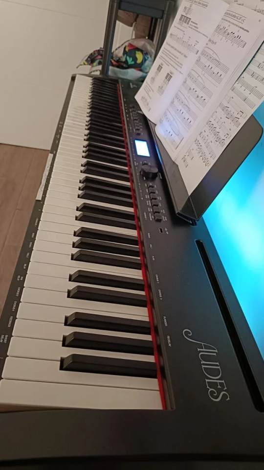 Piano Digital AUDES con su Mueble de segunda mano · Foto 5 de 6 · Madrid · 290 €