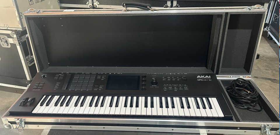 AKAI MPC KEY 61 + Flightcase + Soporte K&M Spider Baby + Funda para el soporte