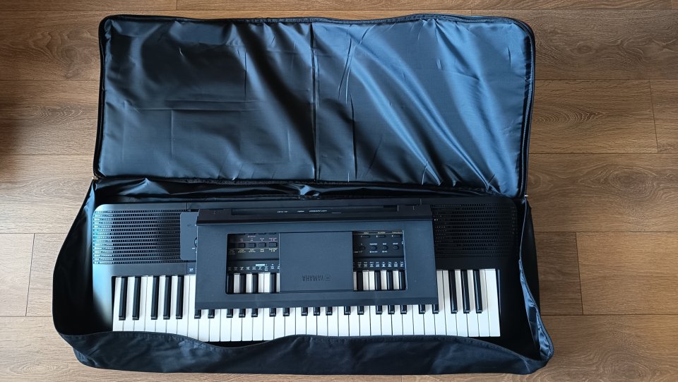 Teclado Yamaha PSR-E273 (Casi nuevo) + Funda + Pedal + Accesorios de segunda mano · Foto 5 de 7 · Málaga · 160 €