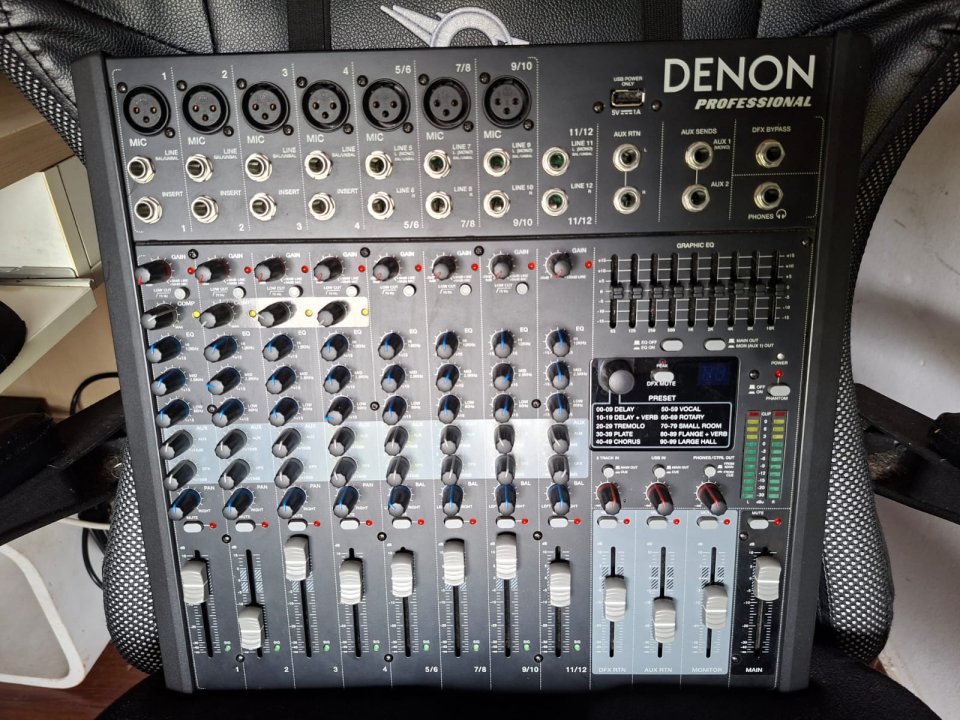 Mesa de mezclas Denon professional DN_412X de segunda mano · Foto 3 de 5 · Cantabria · 120 €