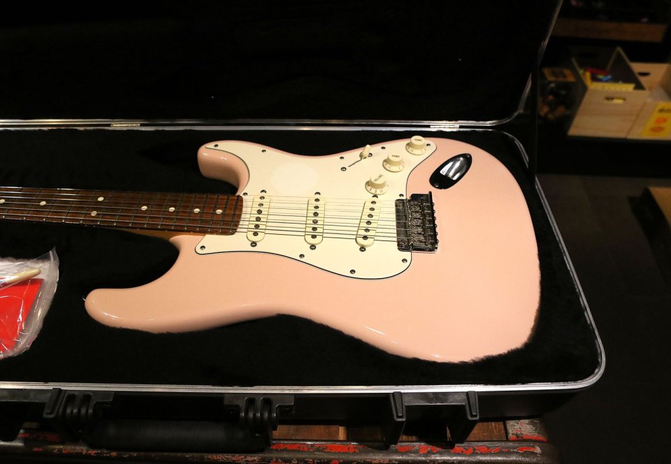 Fender Stratocaster FSR American Standard Shell Pink de segunda mano · Foto 2 de 8 · Navarra · 1550 €