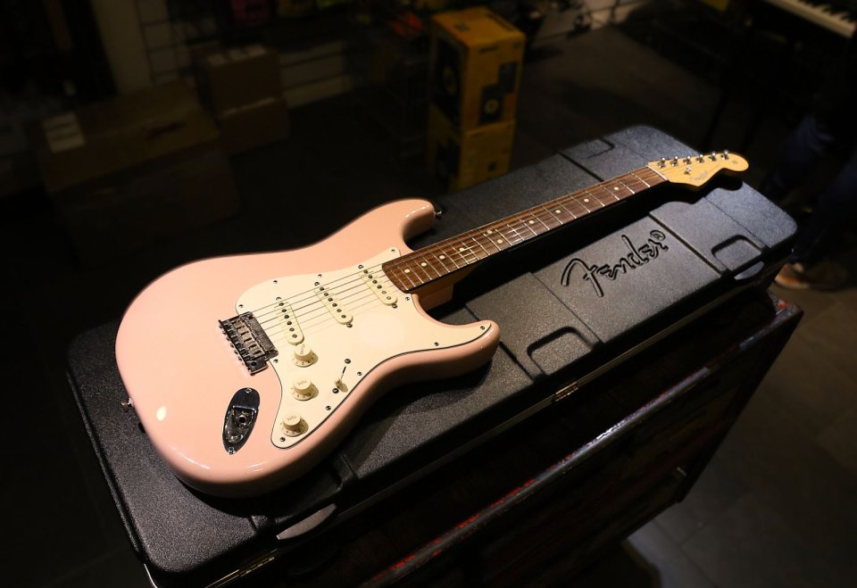 Fender Stratocaster FSR American Standard Shell Pink de segunda mano · Foto 3 de 8 · Navarra · 1550 €