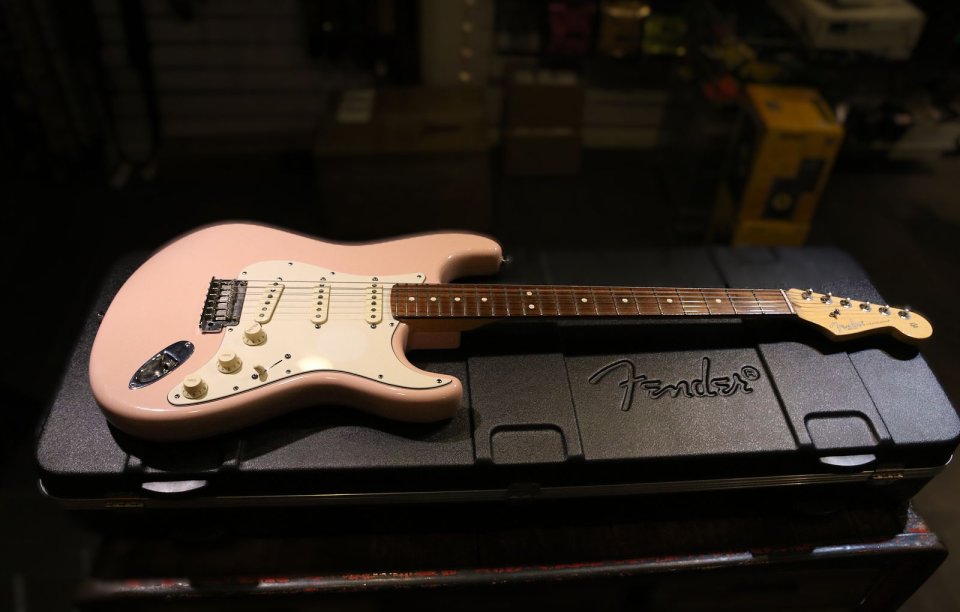 Fender Stratocaster FSR American Standard Shell Pink de segunda mano · Foto 4 de 8 · Navarra · 1550 €
