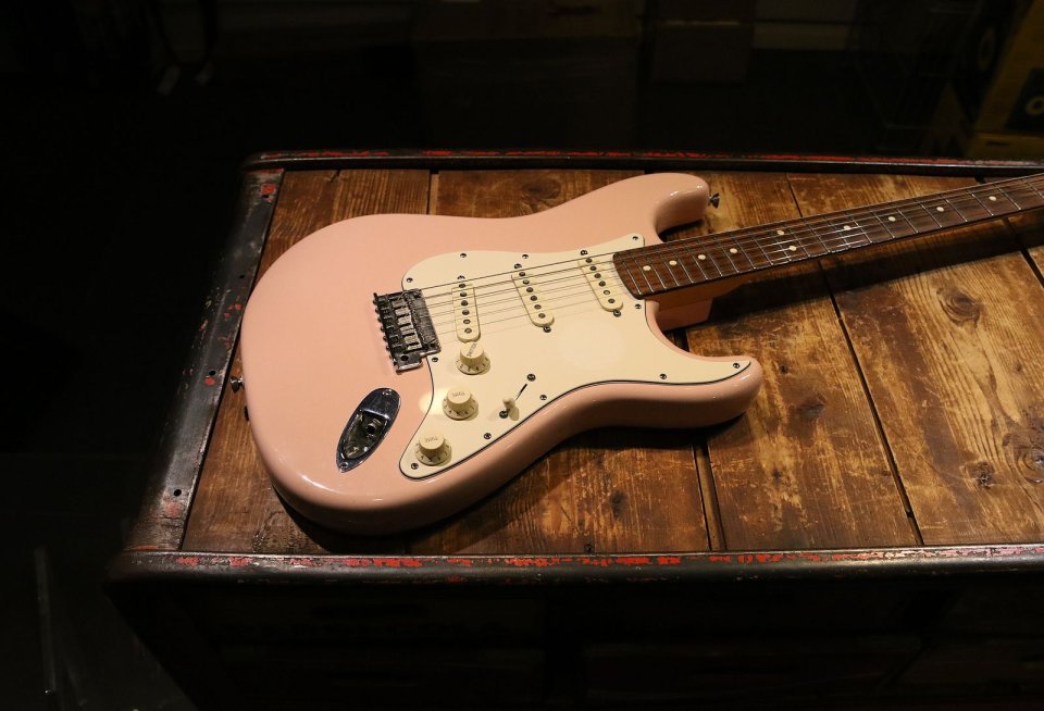 Fender Stratocaster FSR American Standard Shell Pink de segunda mano · Foto 6 de 8 · Navarra · 1550 €