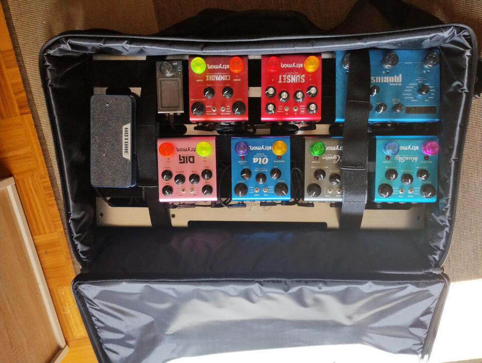 Pedalera montada con pedaltrain Fender y fuente de alimentación Fender