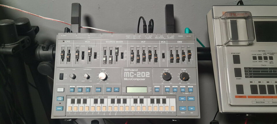 Roland MC-202