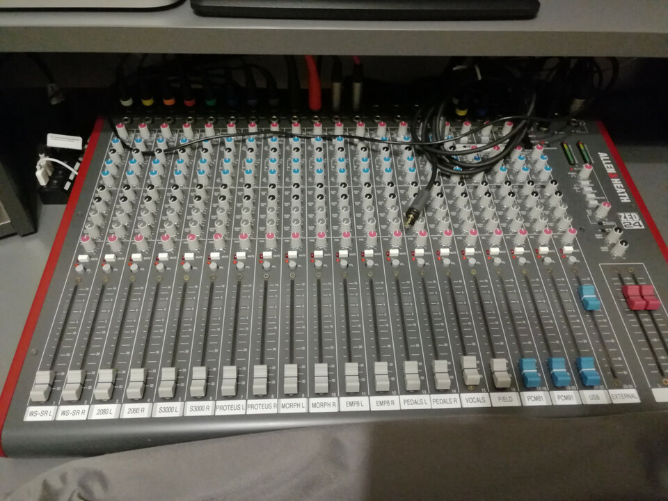 Mesa de mezclas Allen Heath ZED24