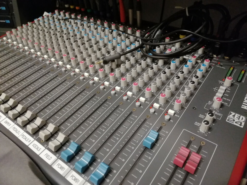 Mesa de mezclas Allen Heath ZED24