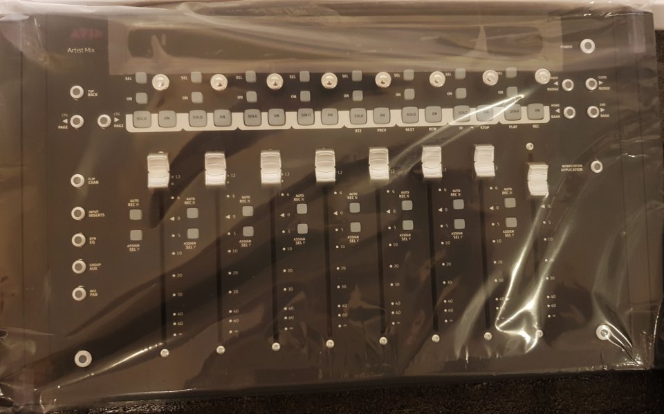 AVID ARTIST MIX. Superficie de Control Audio Profesional de segunda mano · Foto 3 de 10 · Sevilla · 550 €