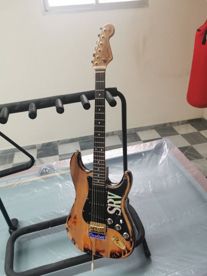 Strato. SRV partscaster. Ligero de segunda mano · Foto 1 de 5 · Granada · 439 €