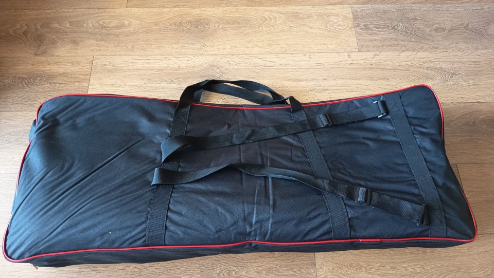 Teclado Yamaha PSR-E273 (Casi nuevo) + Funda + Pedal + Accesorios de segunda mano · Foto 7 de 7 · Málaga · 160 €