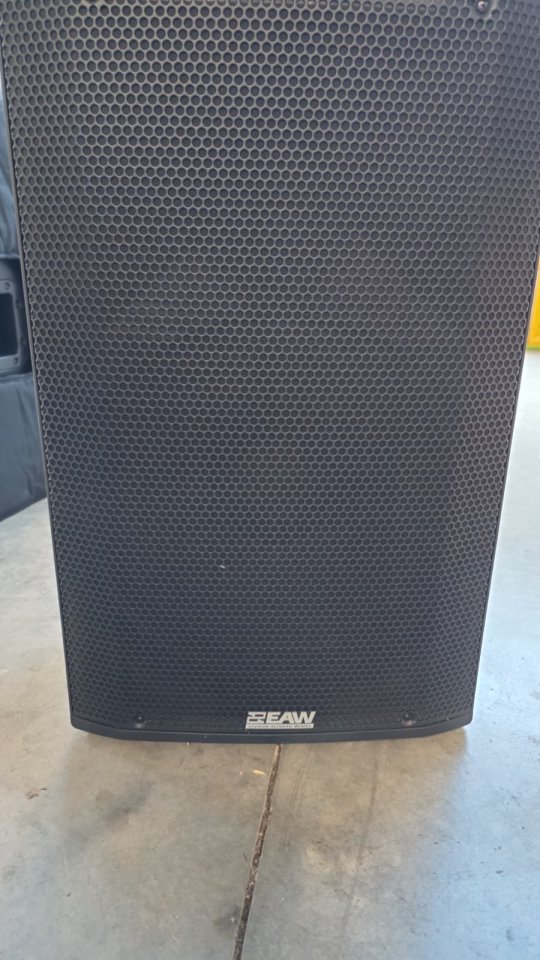 Altavoces EAW LA 153 en color negro de segunda mano · Foto 1 de 5 · Zaragoza · 1700 €