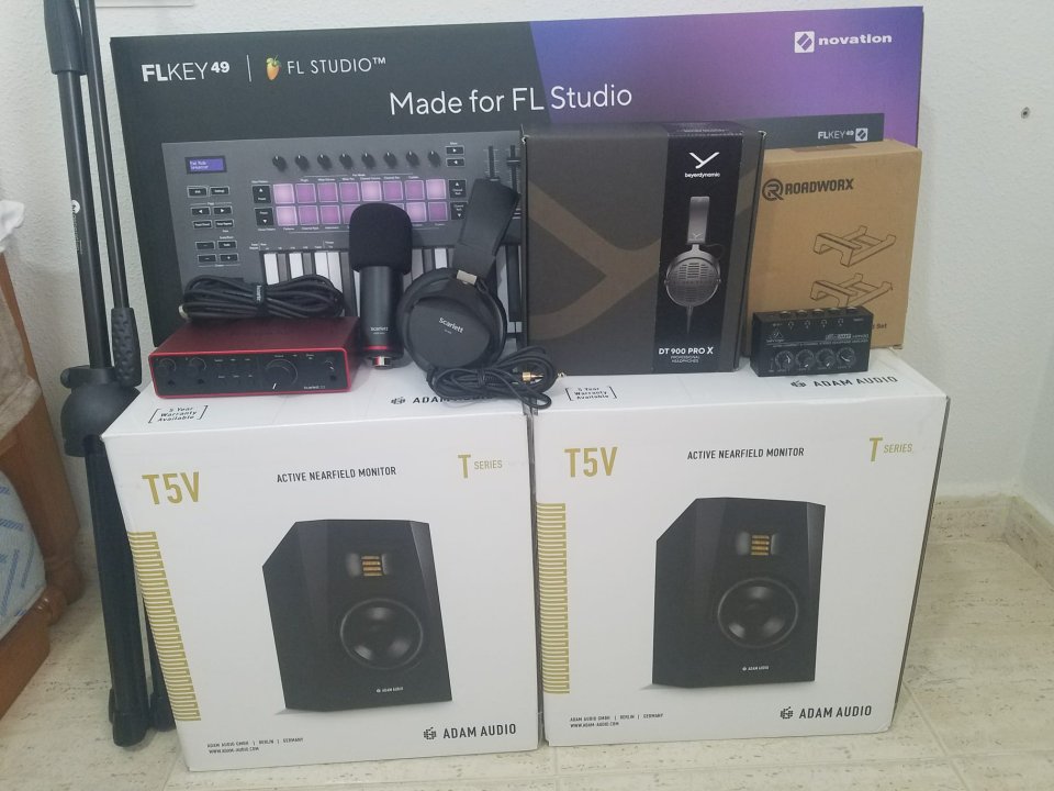 Adam Audio T5V, Focusrite Scarlett 2i2 Studio 4th G de segunda mano · Foto 1 de 10 · Alicante · 670 €