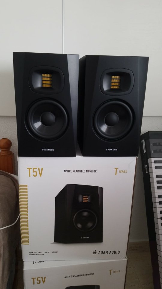 Adam Audio T5V, Focusrite Scarlett 2i2 Studio 4th G de segunda mano · Foto 2 de 10 · Alicante · 670 €