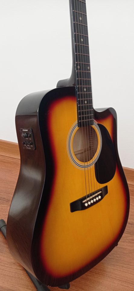 Guitarra eléctroacustica Squier previo Fishman de segunda mano · Cuenca · 85 €