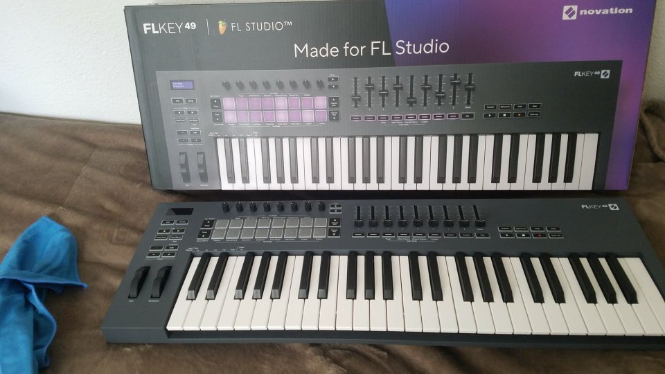 Adam Audio T5V, Focusrite Scarlett 2i2 Studio 4th G de segunda mano · Foto 3 de 10 · Alicante · 670 €