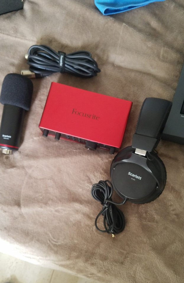 Adam Audio T5V, Focusrite Scarlett 2i2 Studio 4th G de segunda mano · Foto 5 de 10 · Alicante · 670 €