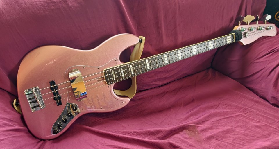 Sire Marcus Miller V7 Burgundy con muchos extras