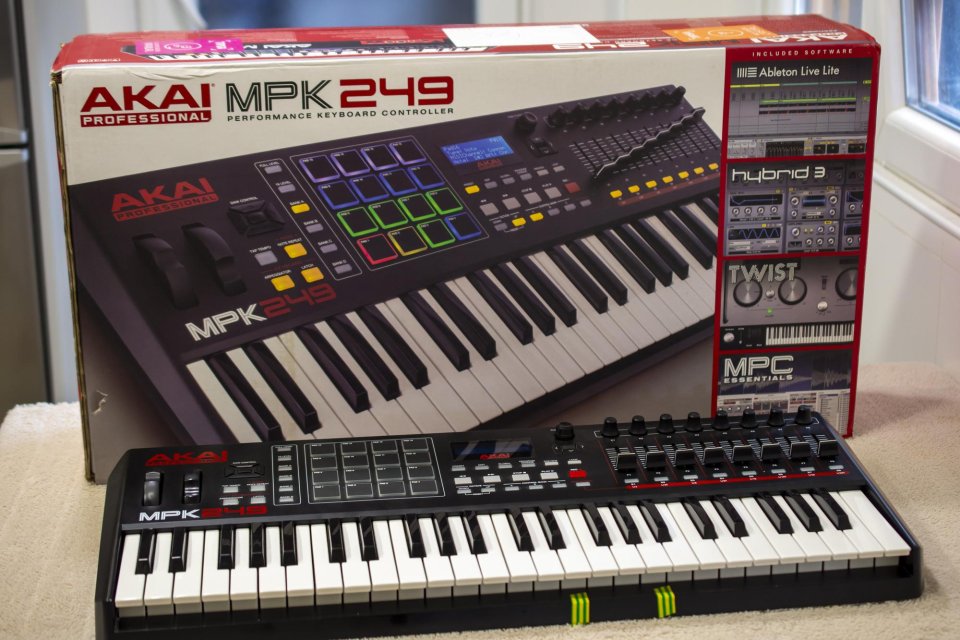 Teclado maestro midi Akai MPK249 de segunda mano · Foto 1 de 10 · Cantabria · 95 €