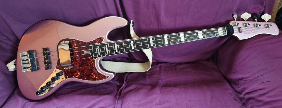 Sire Marcus Miller V7 Burgundy con muchos extras