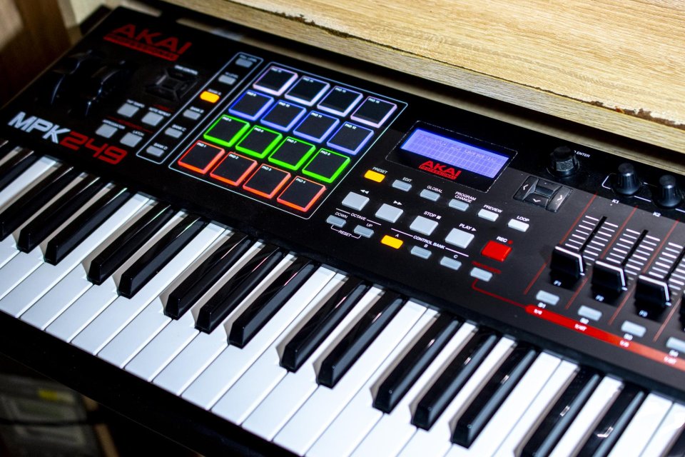 Teclado maestro midi Akai MPK249 de segunda mano · Foto 2 de 10 · Cantabria · 95 €