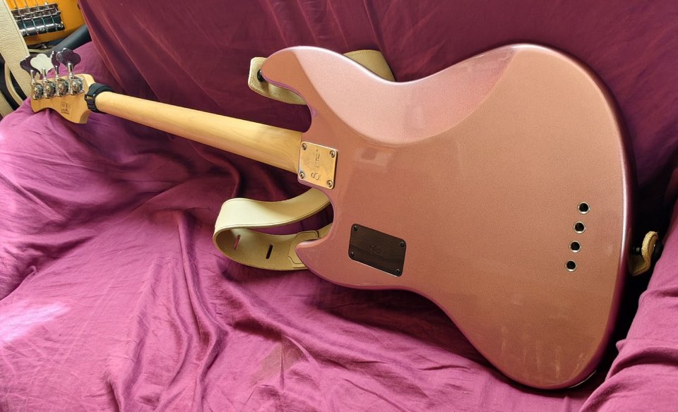 Sire Marcus Miller V7 Burgundy con muchos extras