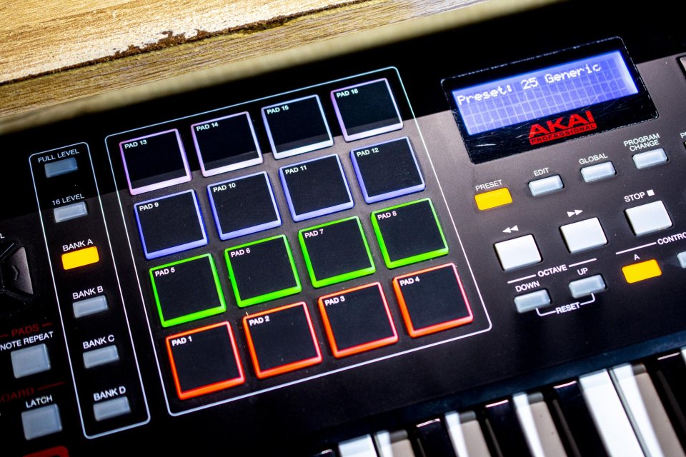 Teclado maestro midi Akai MPK249 de segunda mano · Foto 3 de 10 · Cantabria · 95 €