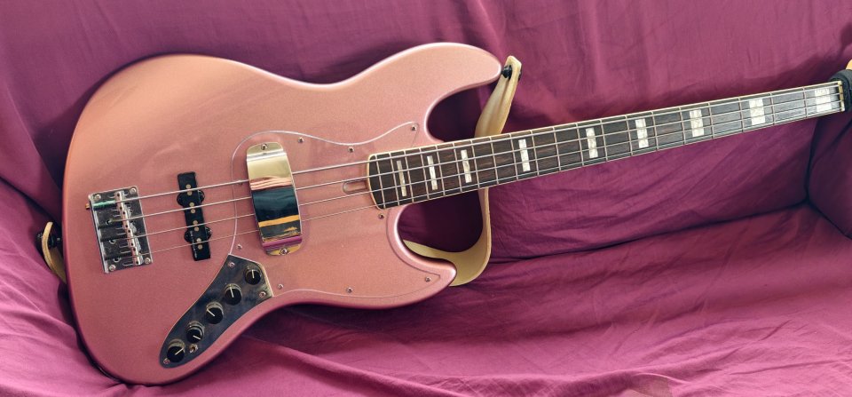 Sire Marcus Miller V7 Burgundy con muchos extras