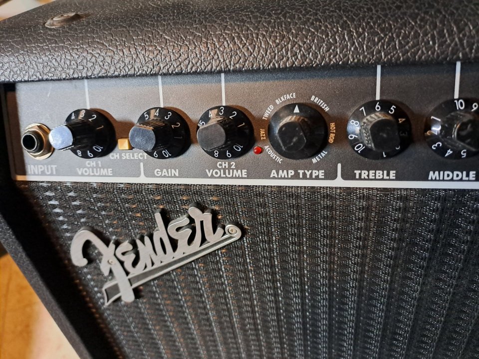 Amplificador de guitarra Fender FM 25 DSP de segunda mano · Foto 2 de 5 · Murcia · 95 €